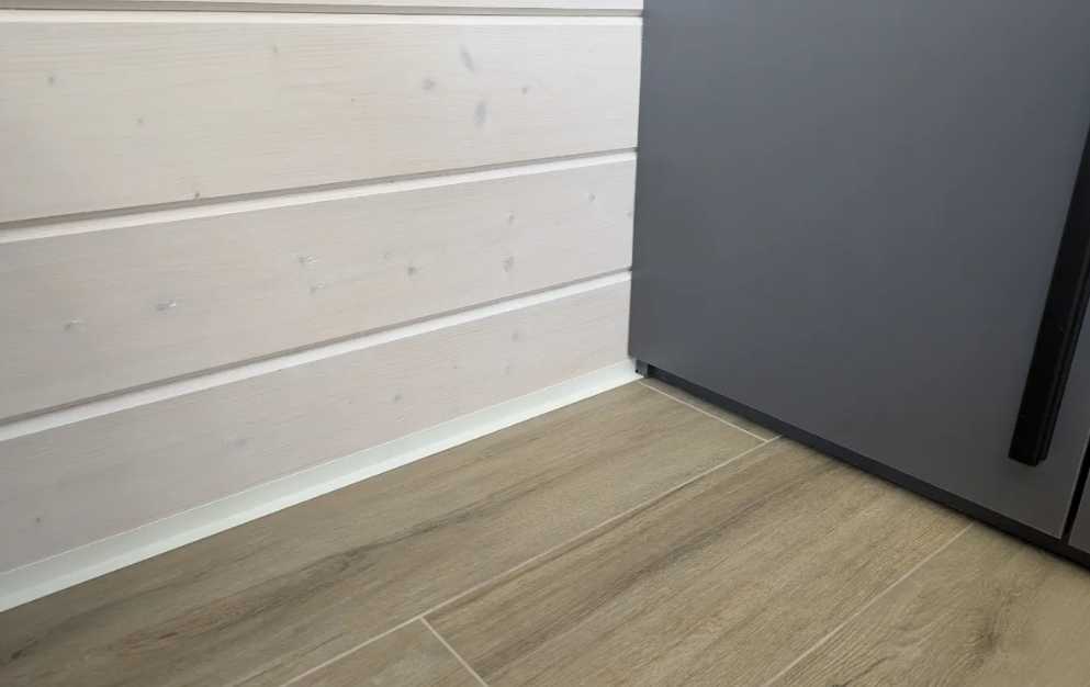 Антиплинтус Апл 02.2700.16. Белый