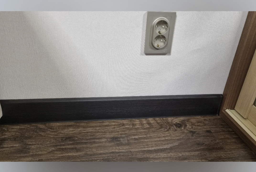 Плинтус ПВХ со съемной панелью Идеал Деконика 70 мм 301 Венге