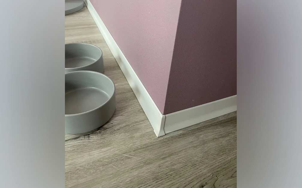 Алюминиевый плинтус AKBD60-SW 2,5м Муар белый