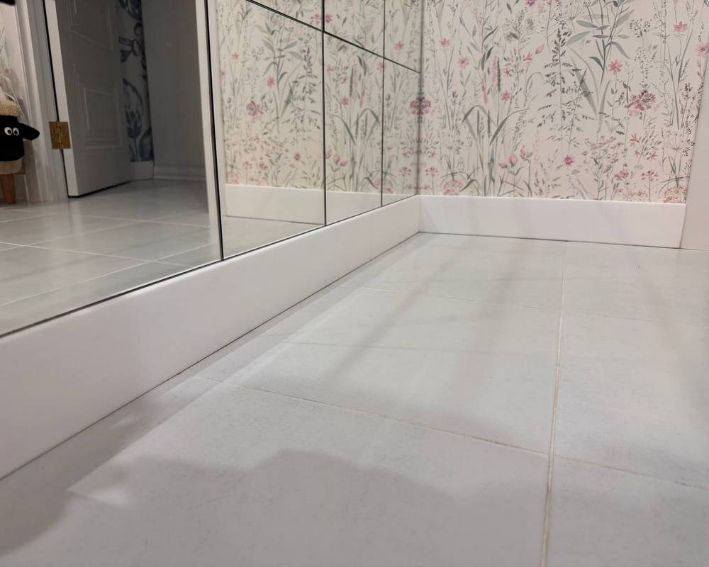 Плинтус из полистирола высокой плотности Волшебная Палочка. Окрашенная. 80мм 2м. NCS 4005-Y20R