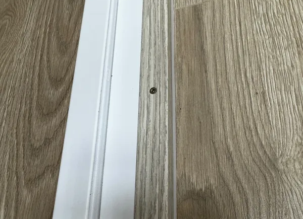 Порог угловой ПУ 05.1800.059 0,9 м Бетон скай. Цена за 6 штук