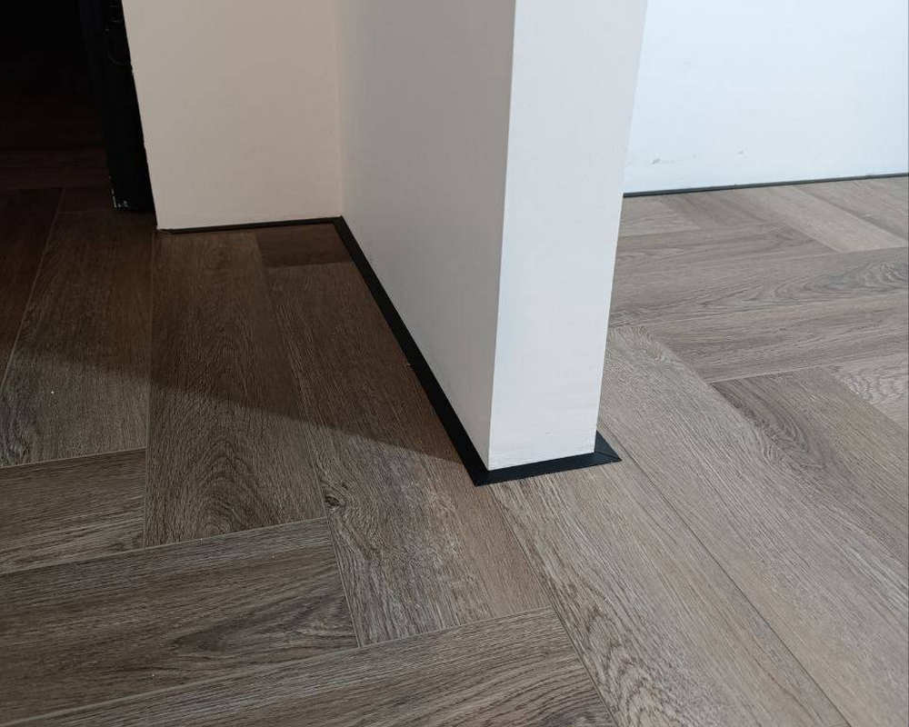 Микроплинтус AL16X5-03 16х6х2000мм Чёрный