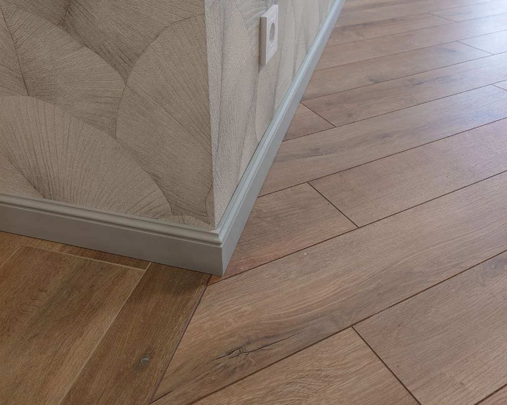 Плинтус из полистирола высокой плотности HI WOOD B80C 80мм х 11мм х 2,0м.