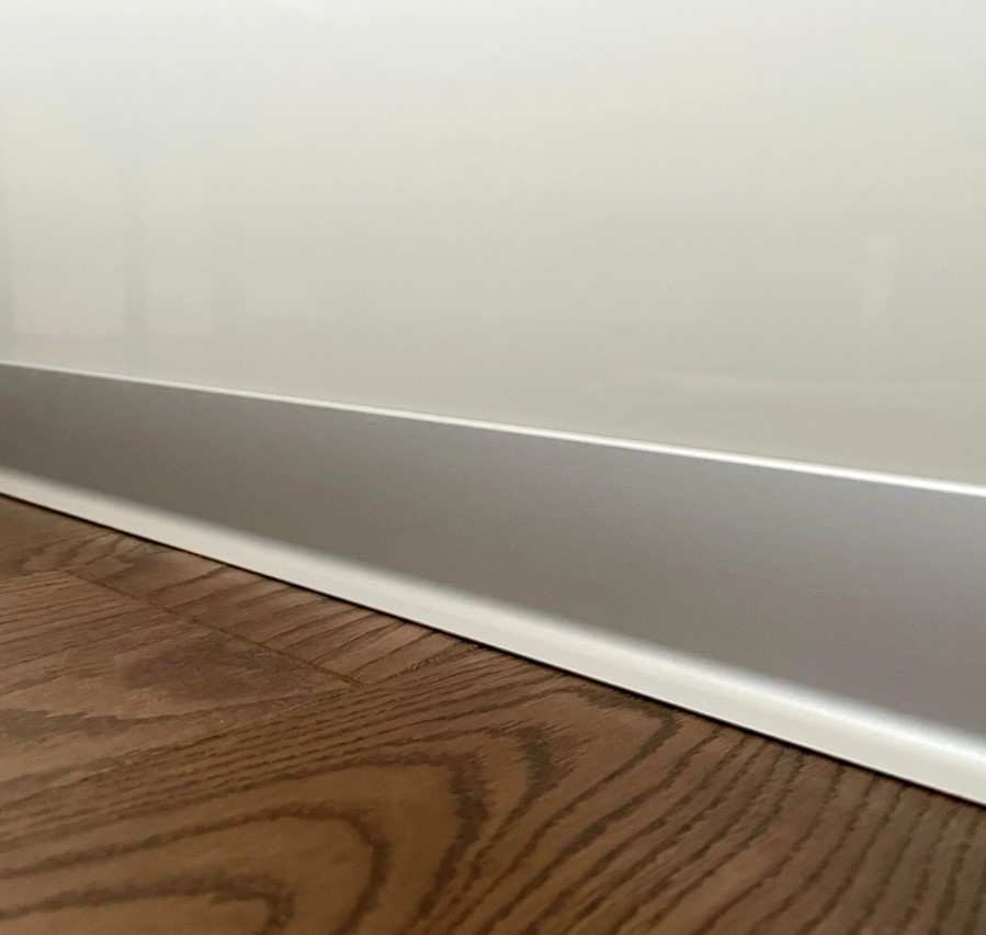 Алюминиевый плинтус AKBD100-MS 2,5м Серебро матовое