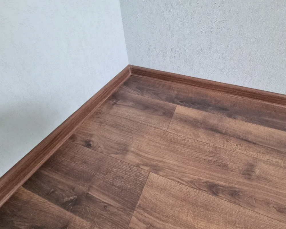 Плинтус ПВХ Идеал Классик 70мм 2,2м 210 Дуб пепельный