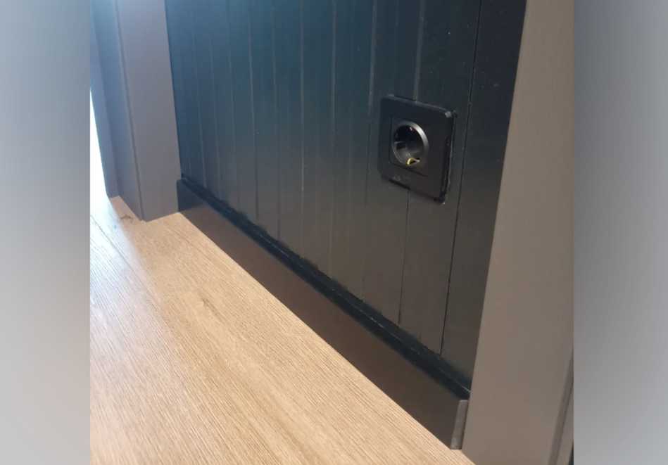 Плинтус МДФ Лука Пл 80МДФ.2700.Point line 24032 Черный софт