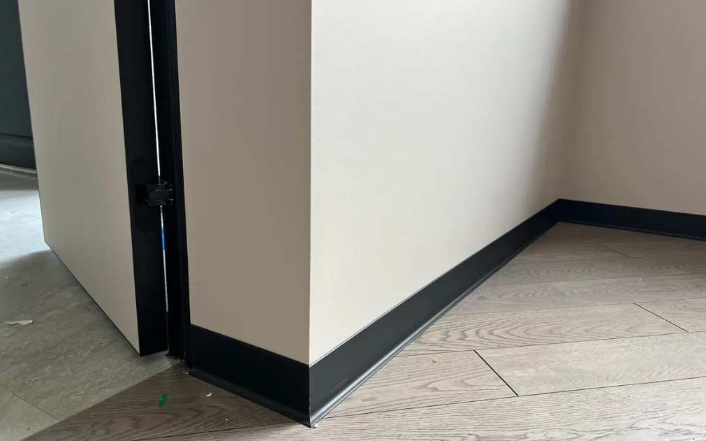 Алюминиевый плинтус AKBD40-SBL 2,5м Муар черный