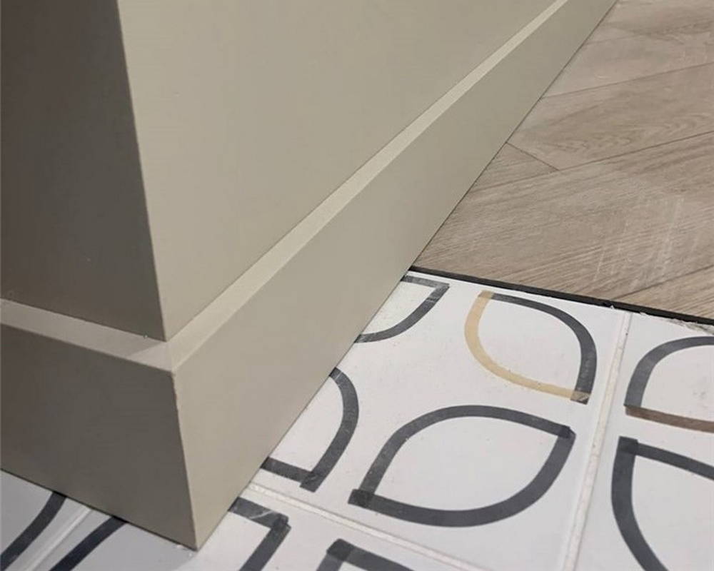 Плинтус из полистирола высокой плотности Волшебная Палочка. Окрашенная. 80мм 2м. NCS 4005-Y20R