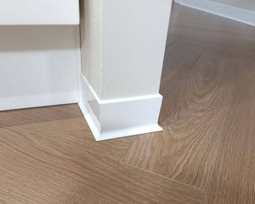 Алюминиевый плинтус AKBD100-SW 2,5м Муар белый