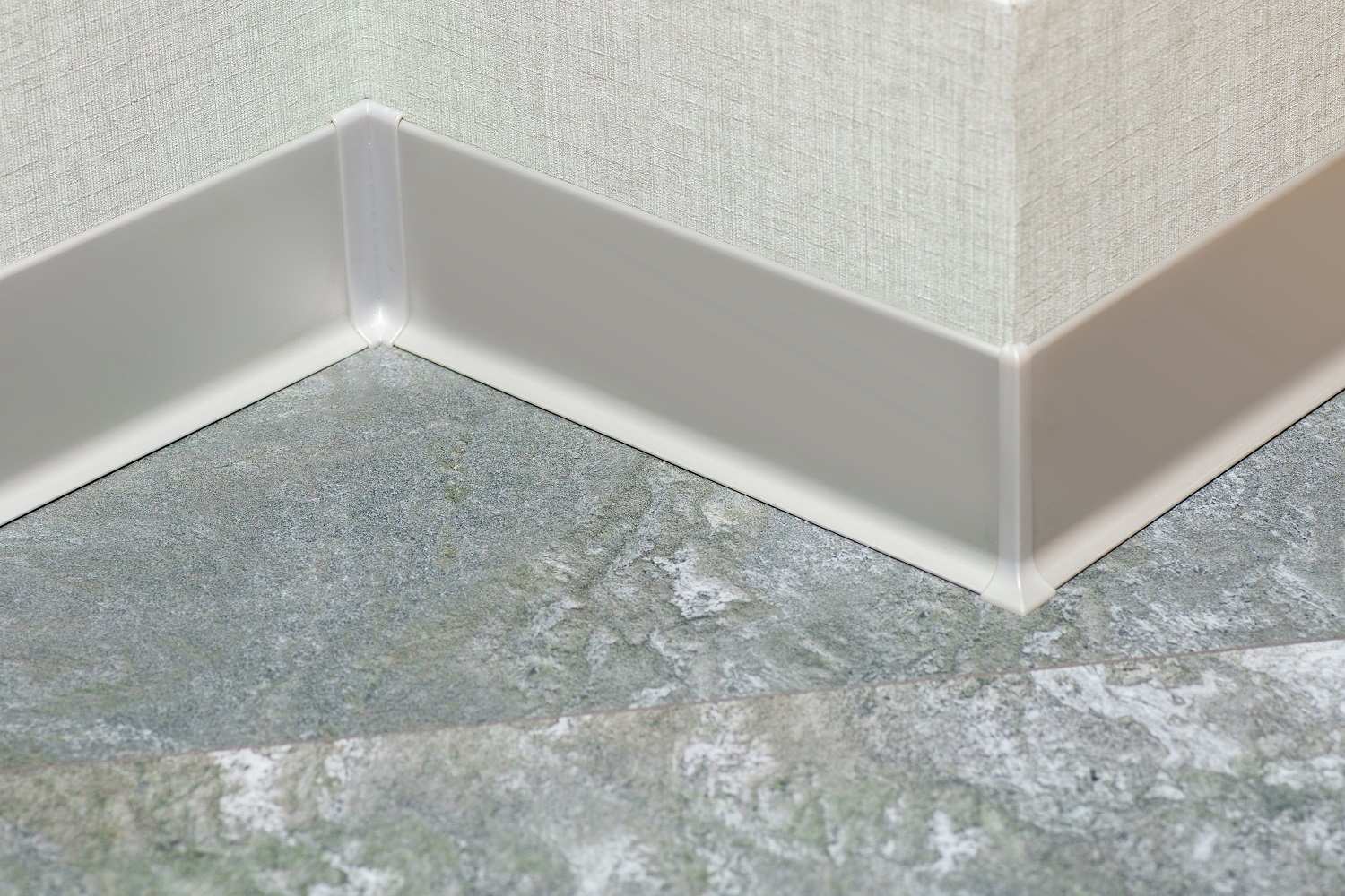 Алюминиевый плинтус AKBD80-MS 2,5м Серебро матовое