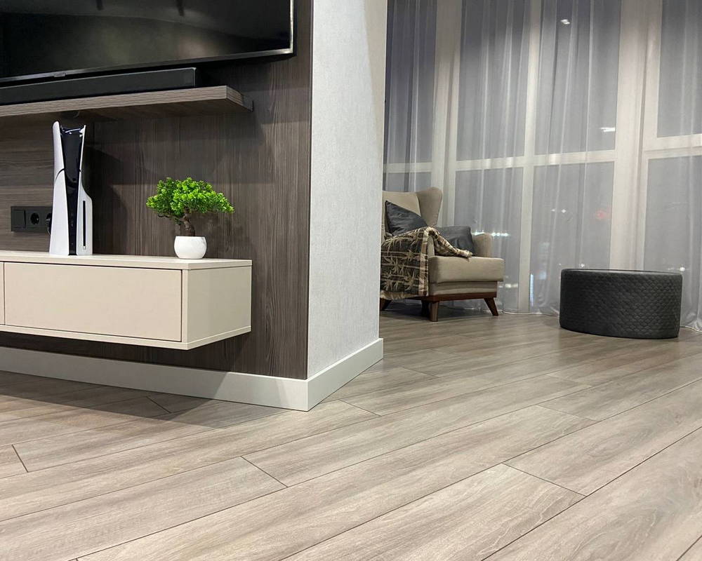 Плинтус из полистирола высокой плотности Волшебная Палочка. Окрашенная. 80мм 2м. NCS 4005-Y20R