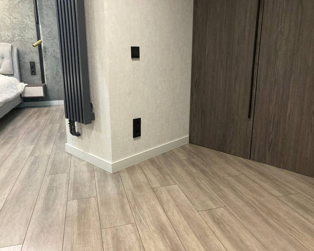 Плинтус из полистирола высокой плотности Волшебная Палочка. Окрашенная. 80мм 2м. NCS 4005-Y20R