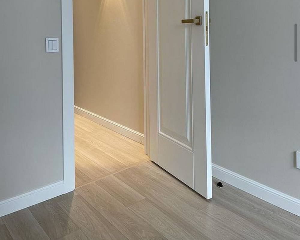 Плинтус из полистирола высокой плотности NMC Wallstyl FB2 Белый