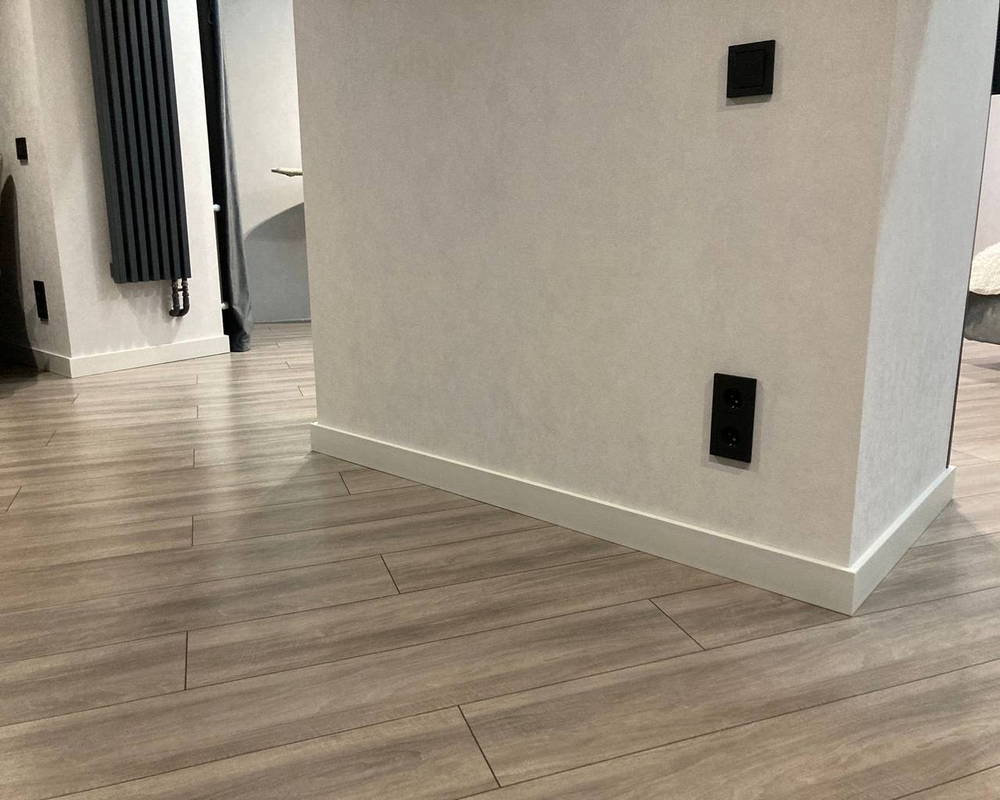 Плинтус из полистирола высокой плотности Волшебная Палочка. Окрашенная. 80мм 2м. RAL 1013