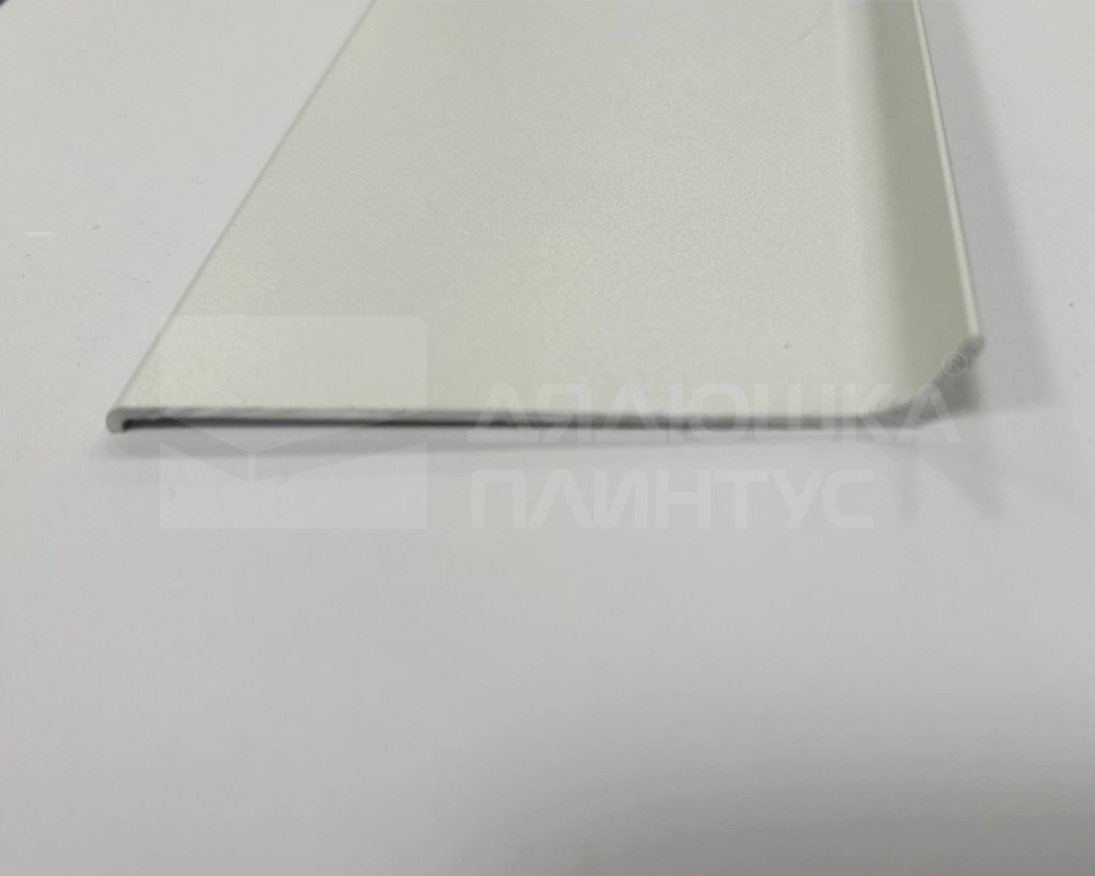 Алюминиевый плинтус AKBD80-SW 2,5м Муар белый