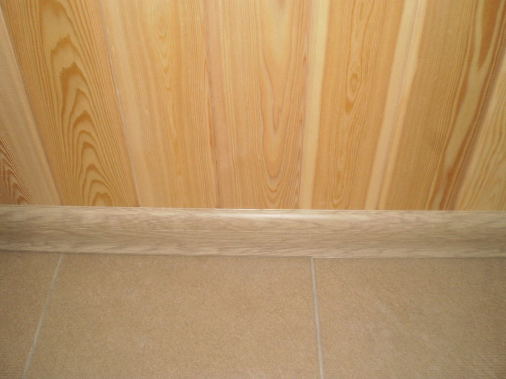 Плинтус ПВХ Идеал Классик 70мм 2,2м 213 Дуб северный