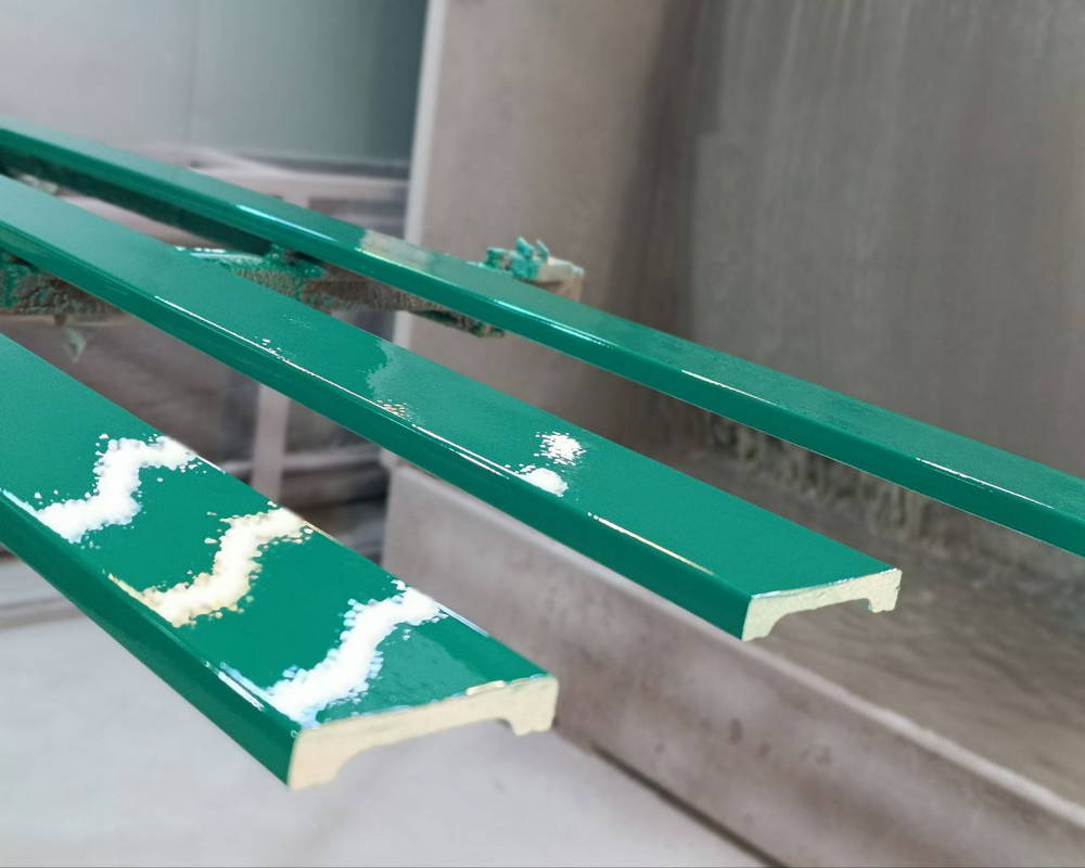 Плинтус из полистирола высокой плотности Волшебная Палочка 80*15*2000. MSPOL 101. Окраска включена в стоимость