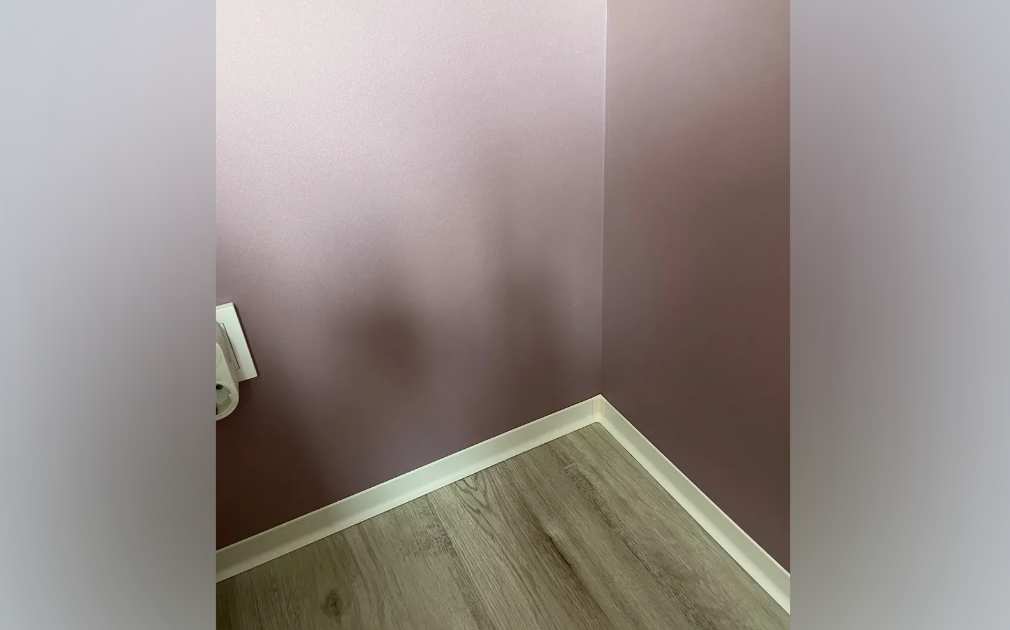 Алюминиевый плинтус AKBD40-SW 2,5м Муар белый