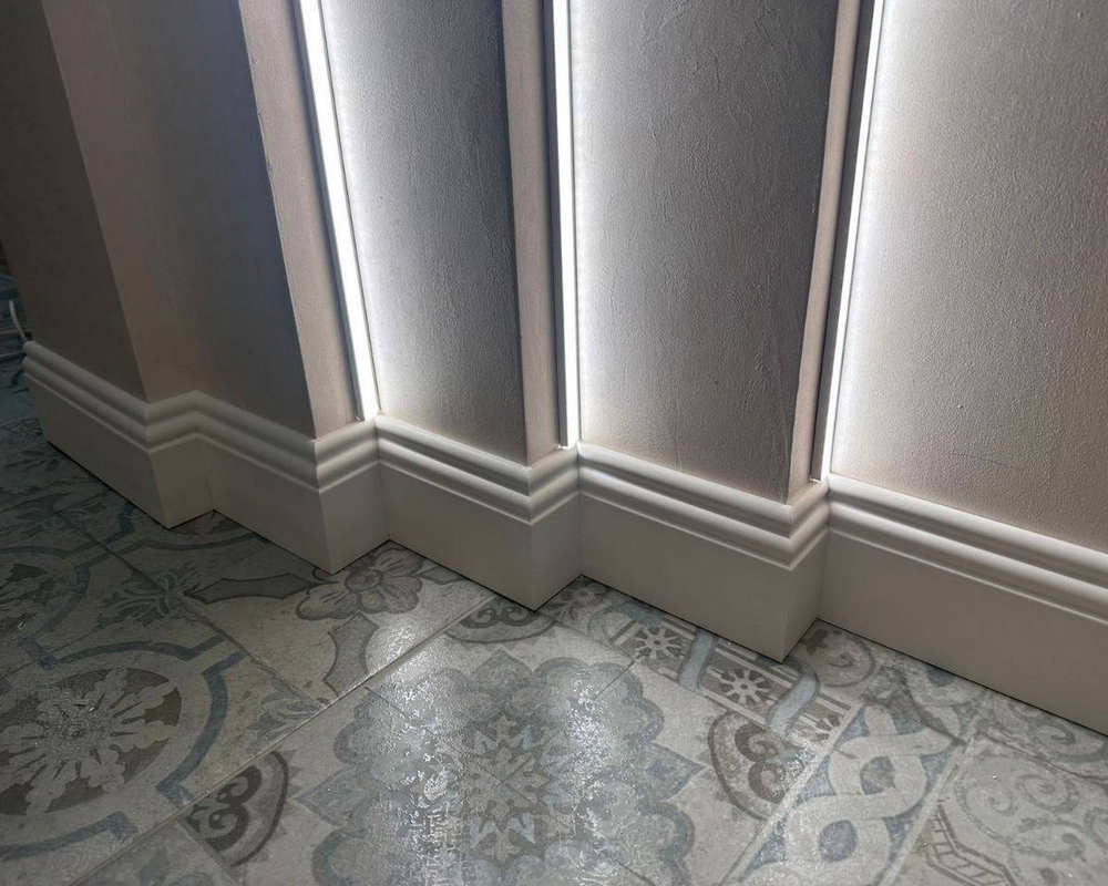 Плинтус из полистирола высокой плотности HI WOOD B80C 80мм х 11мм х 2,0м.