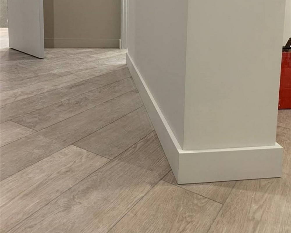 Плинтус из полистирола высокой плотности Волшебная Палочка. Окрашенная. 80мм 2м. NCS 2502-Y