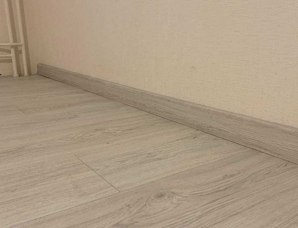 Плинтус напольный Arbiton Integra 04 Северный Ясень