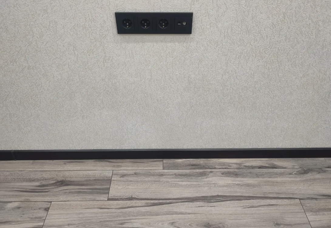 Плинтус ПВХ Salag Lima 72мм 2,5м. Венге